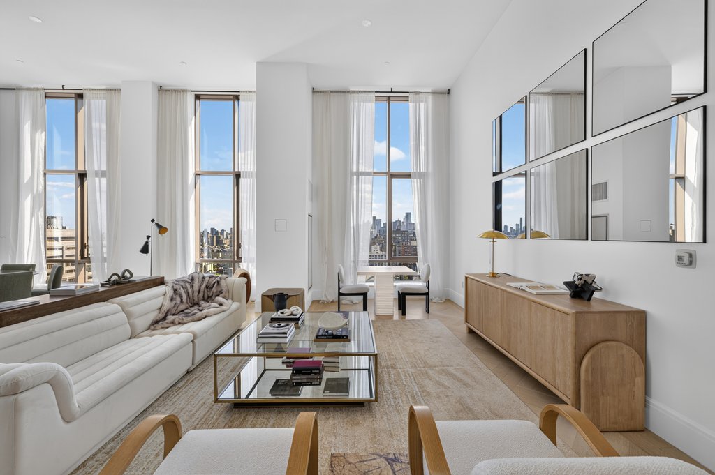 215 East 19th Street, Unit 17D photo 2
