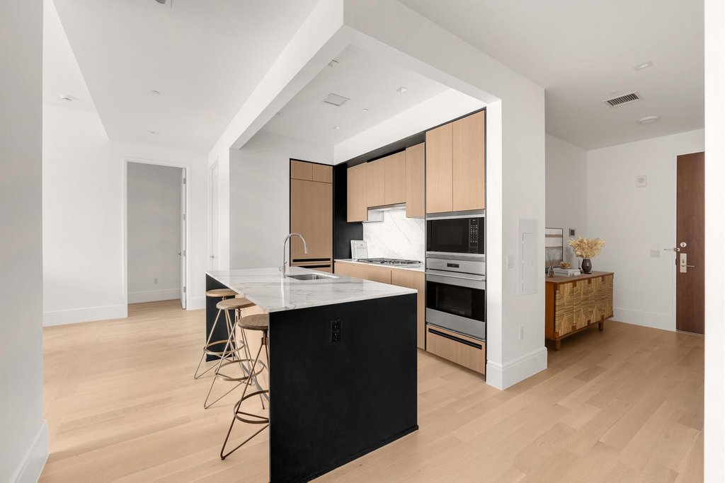 215 East 19th Street, Unit 7H photo 2