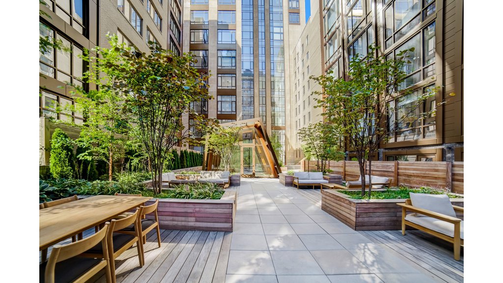 215 East 19th Street, Unit 7H photo 4