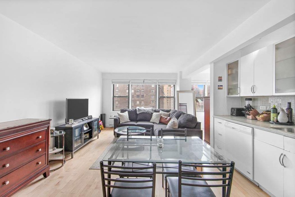 245 East 24th Street, Unit 11K photo 3