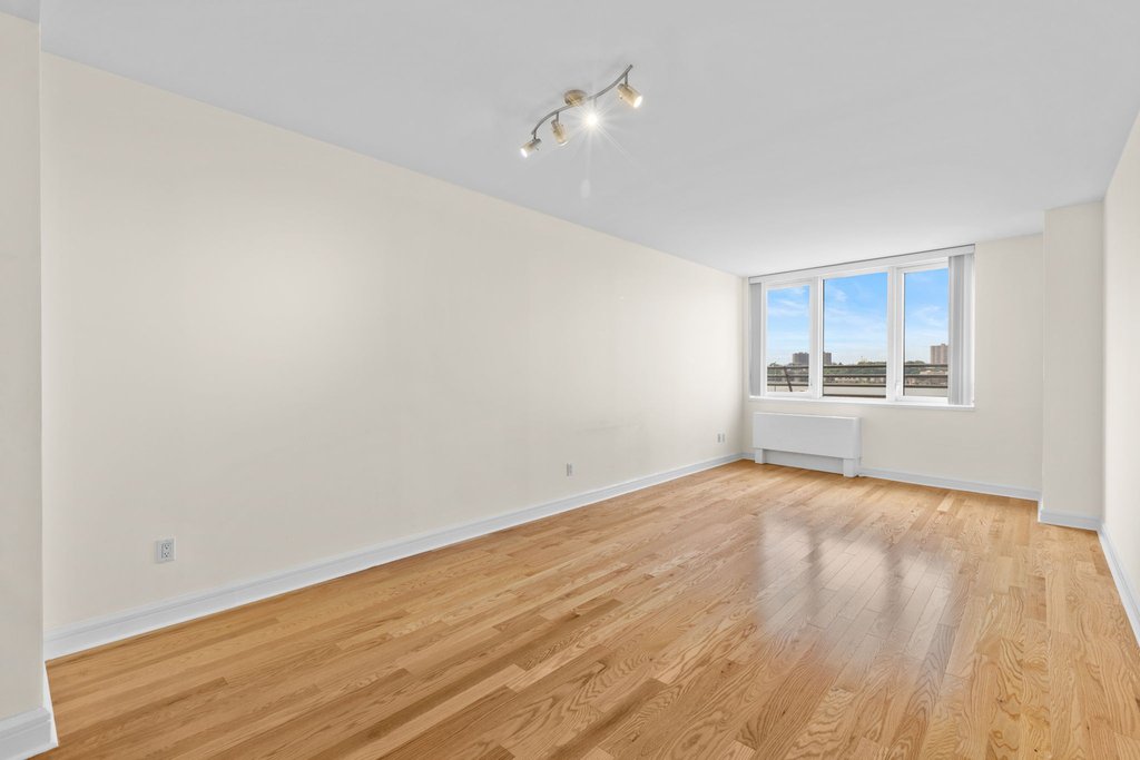 120 Riverside Boulevard, Unit 5H photo 3