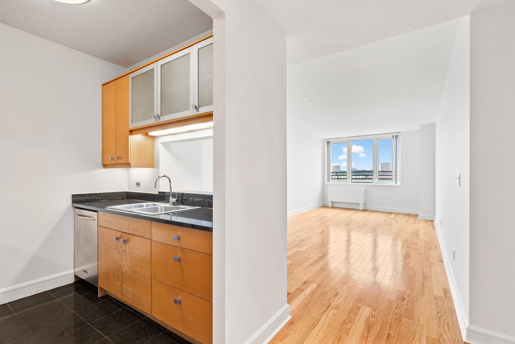 120 Riverside Boulevard, Unit 5H photo 2