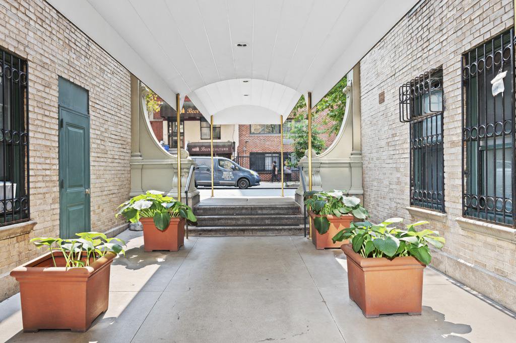 325 West 45th Street, Unit 403A photo 5