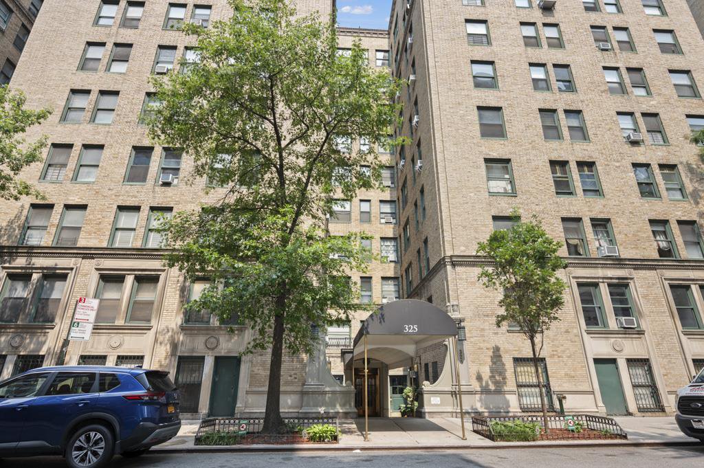 325 West 45th Street, Unit 403A photo 16