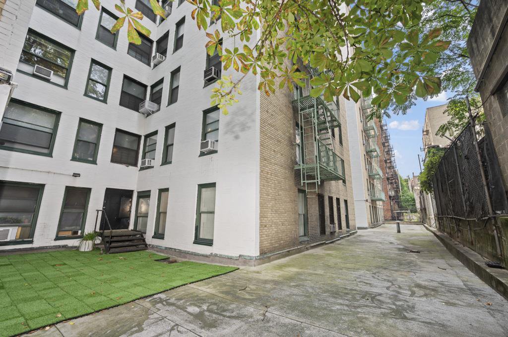 325 West 45th Street, Unit 403A photo 14