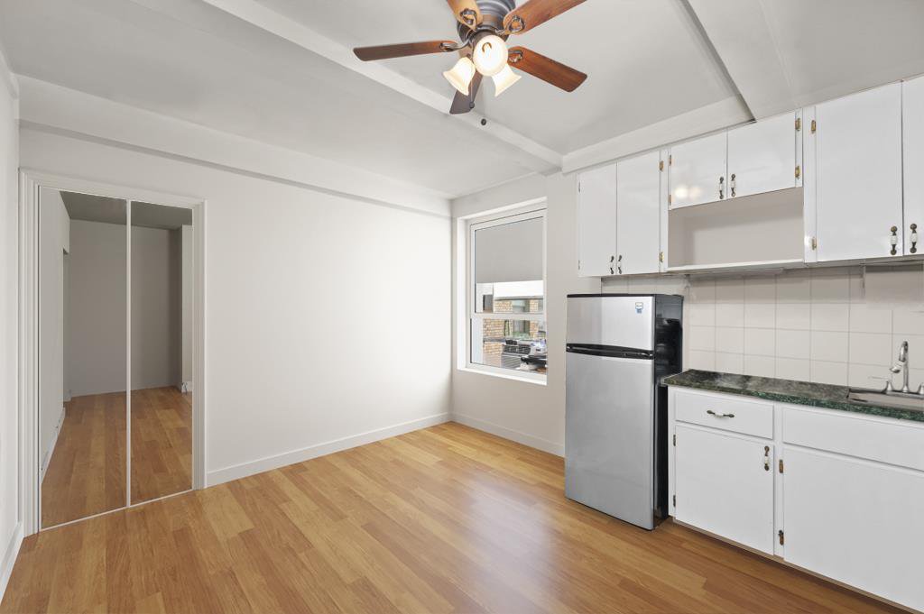 325 West 45th Street, Unit 403A photo 3