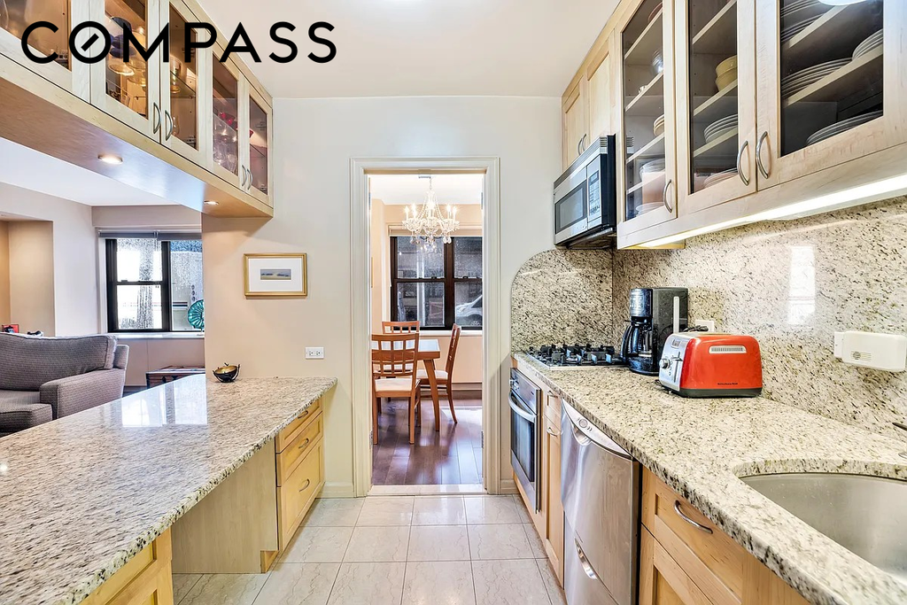 50 Sutton Place South, Unit 2D photo 2