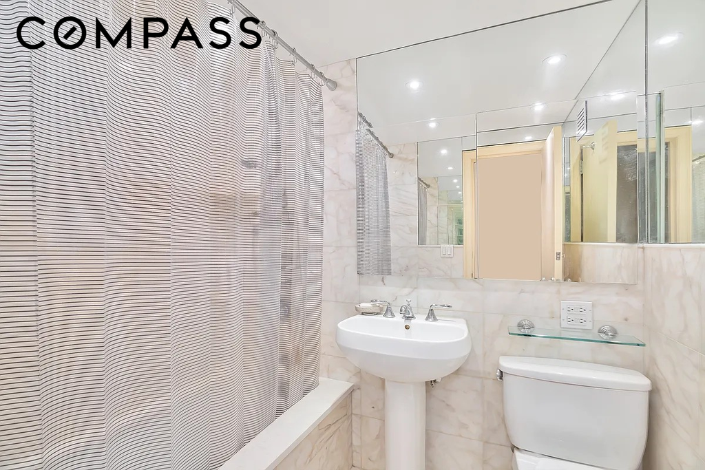 50 Sutton Place South, Unit 2D photo 4
