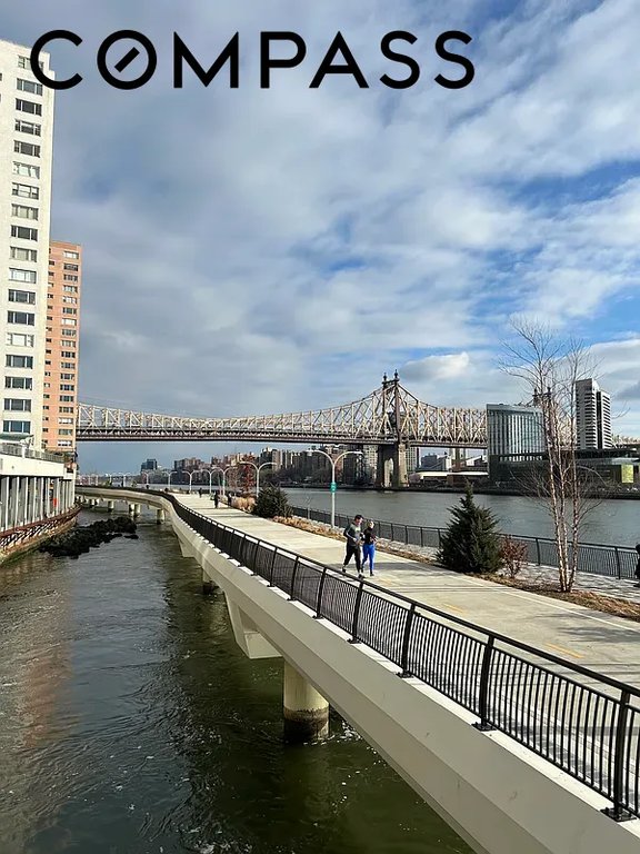 50 Sutton Place South, Unit 2D photo 10