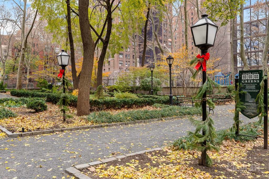 45 Tudor City Place, Unit 1515 photo 11