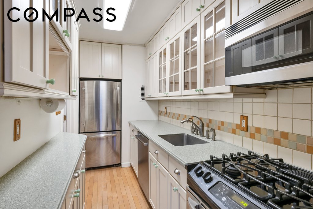 345 East 52nd Street, Unit 8G photo 2
