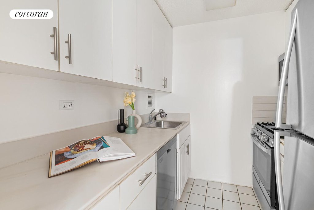 330 East 38th Street, Unit 27A photo 5