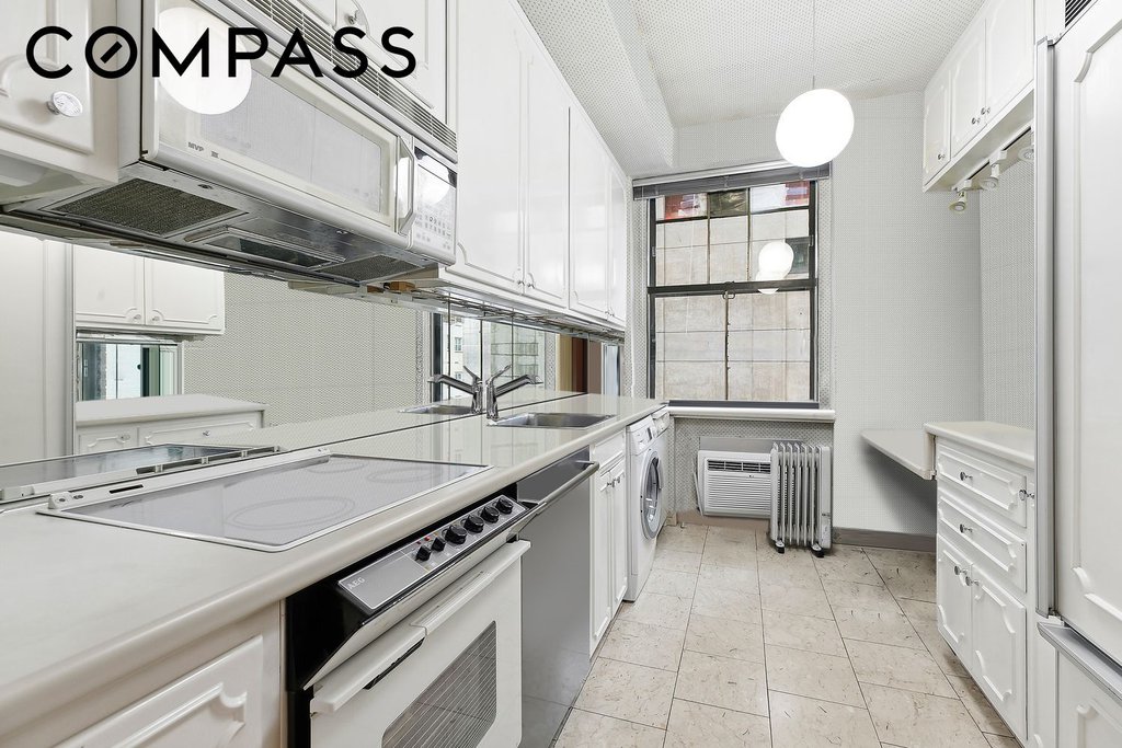 111 East 56th Street, Unit 1005 photo 6
