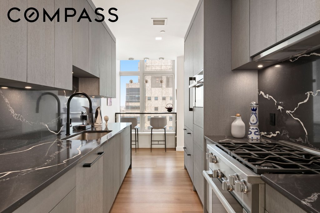 400 East 67th Street, Unit 19D photo 3