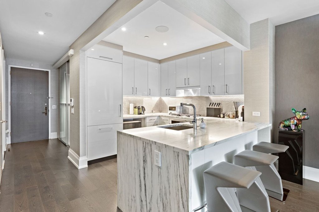 50 Riverside Boulevard, Unit 11H photo 3