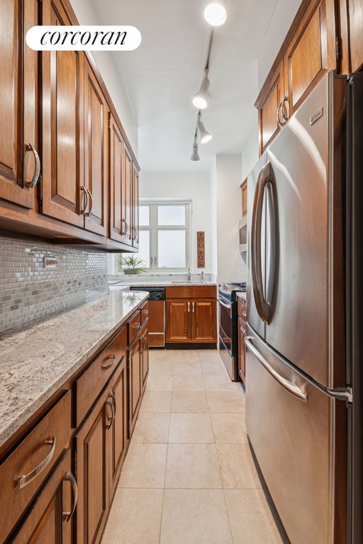 36 Sutton Place South, Unit 11A photo 4