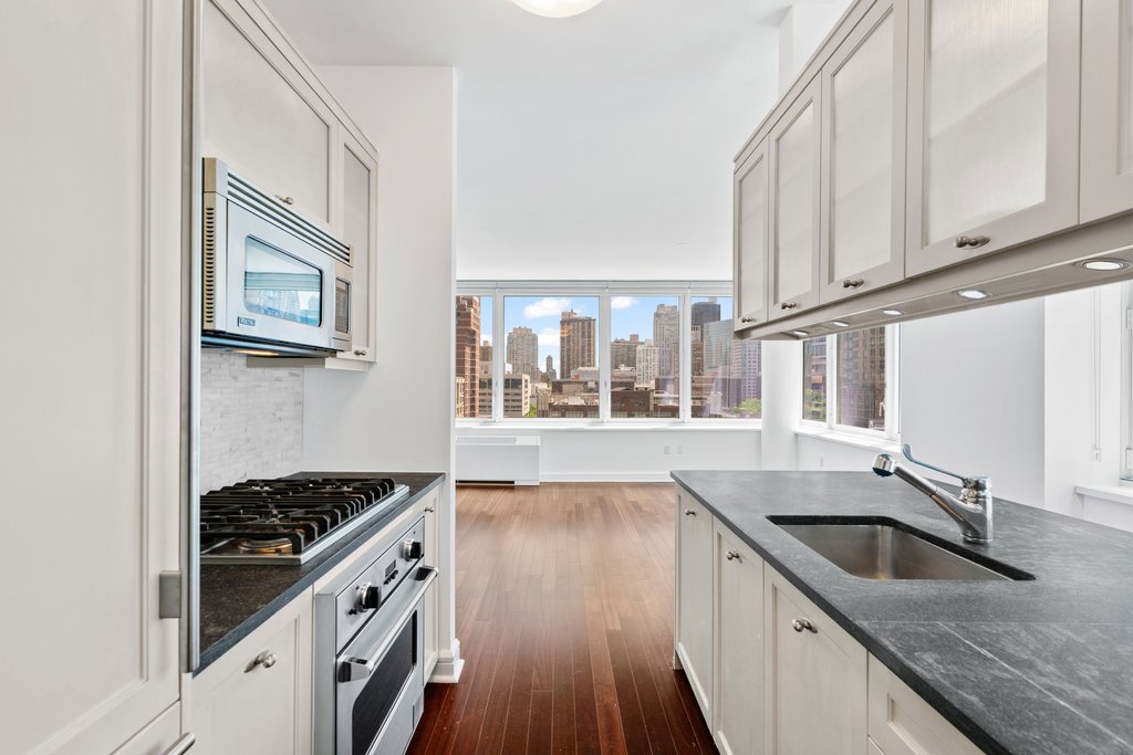 80 Riverside Boulevard, Unit 15E photo 5