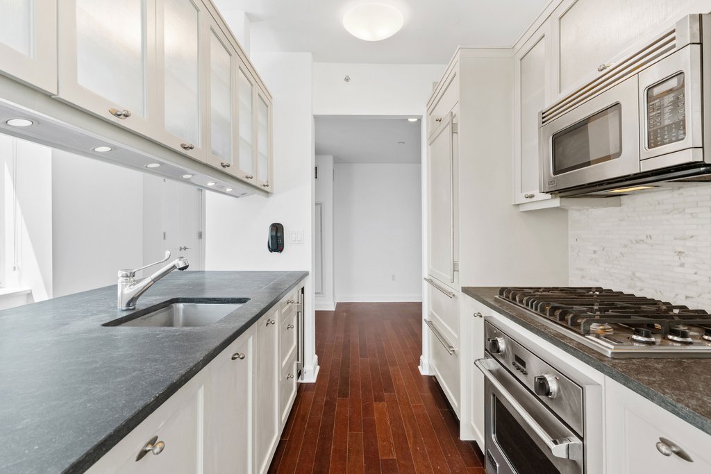 80 Riverside Boulevard, Unit 15E photo 6