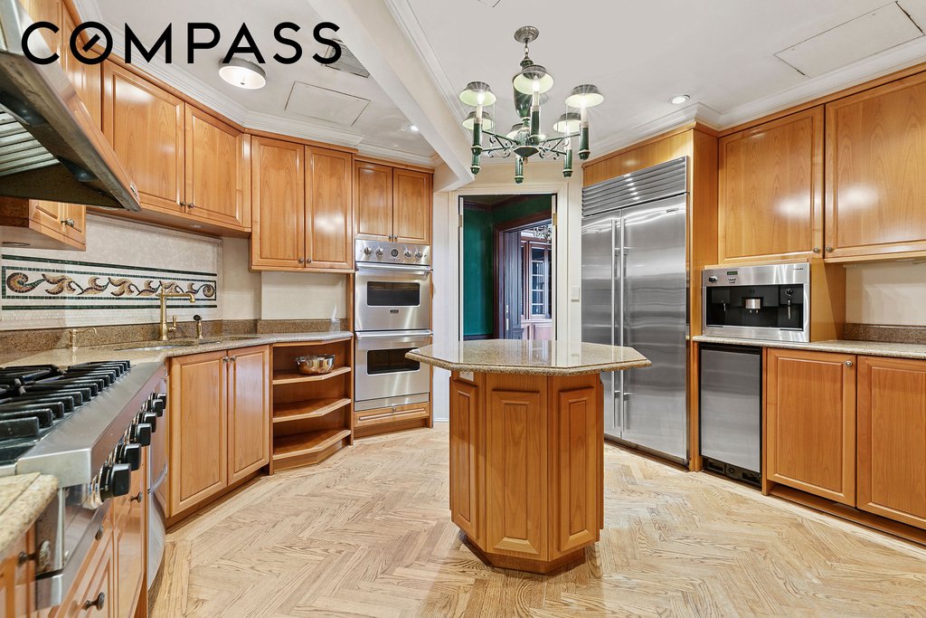 781 Fifth Avenue, Unit 17 photo 12