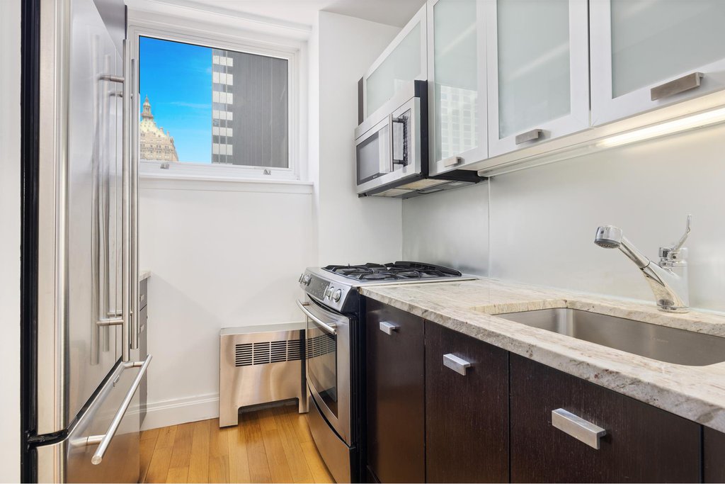 212 East 47th Street, Unit 19A photo 3