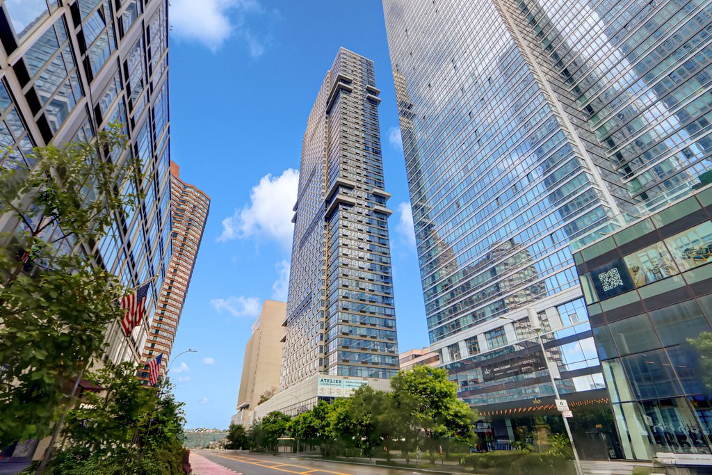 635 West 42nd Street, Unit 7A photo 2