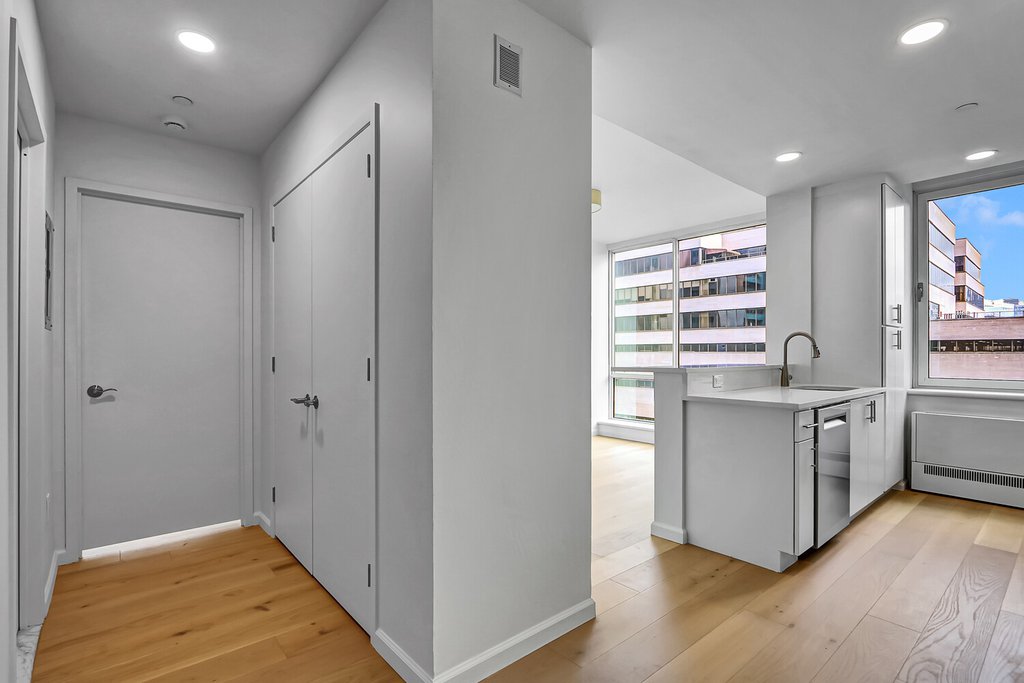 635 West 42nd Street, Unit 7A photo 28