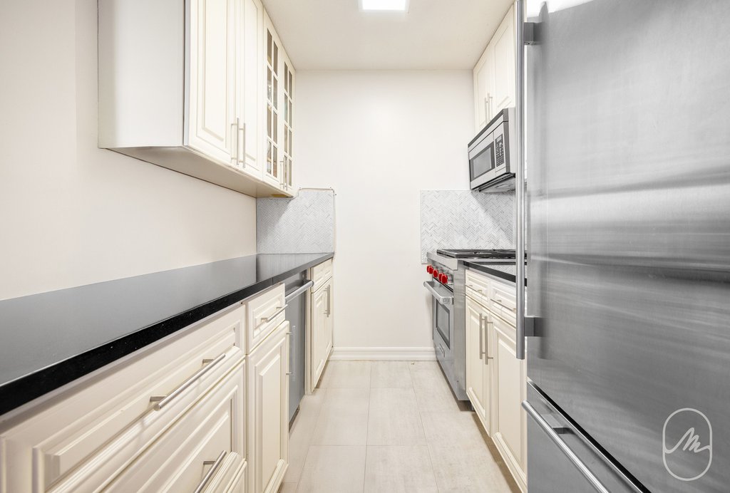 330 East 38th Street, Unit 23Q photo 8