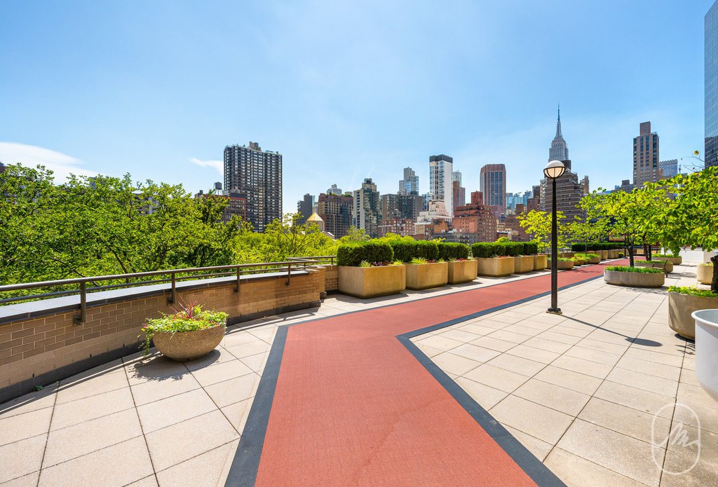 330 East 38th Street, Unit 23Q photo 14