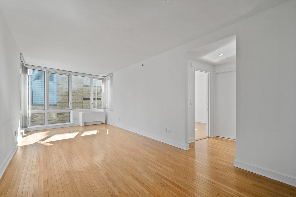 120 Riverside Boulevard, Unit 8J photo 2