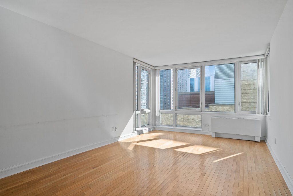 120 Riverside Boulevard, Unit 8J photo 3
