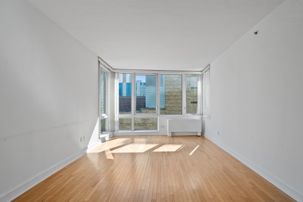 120 Riverside Boulevard, Unit 8J photo 4