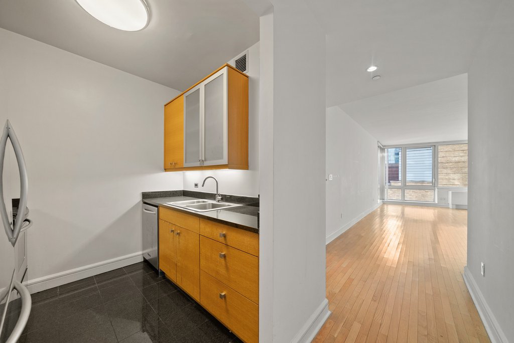 120 Riverside Boulevard, Unit 8J photo 5