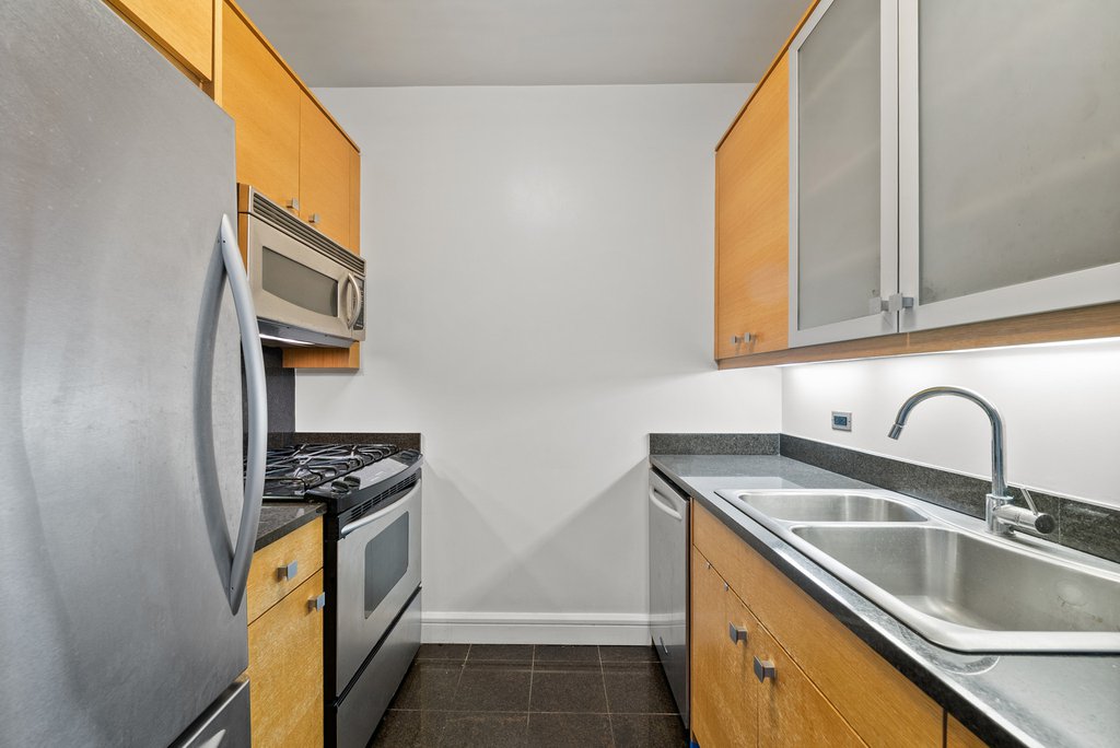 120 Riverside Boulevard, Unit 8J photo 6
