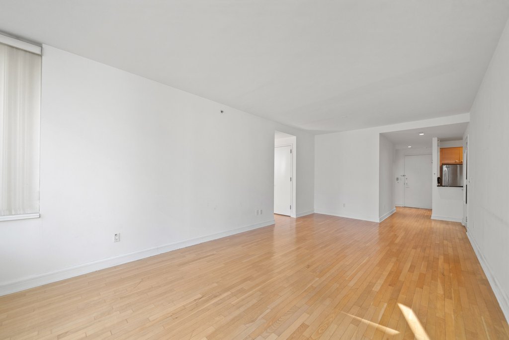 120 Riverside Boulevard, Unit 8J photo 7
