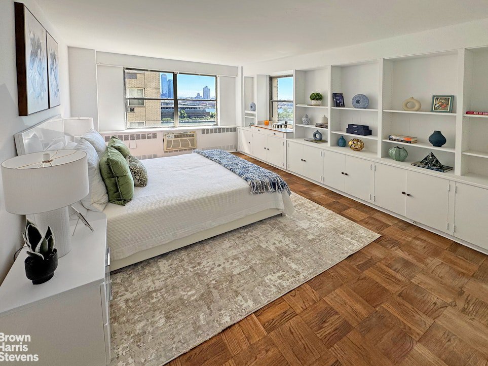 35 Sutton Place, Unit 14F photo 3