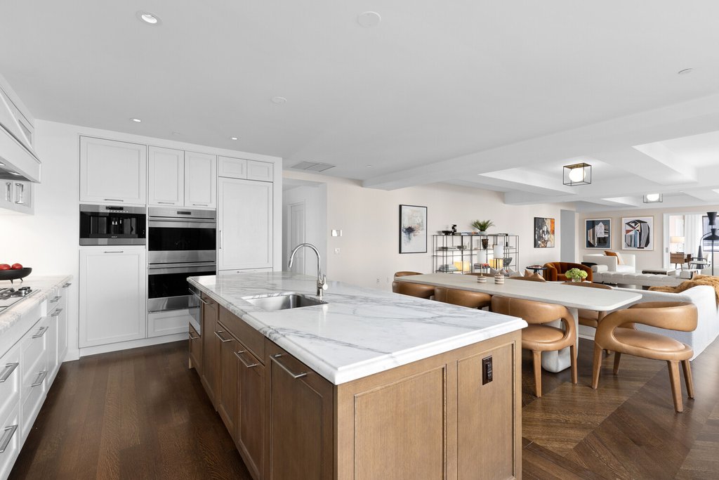220 East 20th Street, Unit 3 photo 4