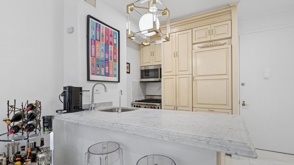 530 East 76th Street, Unit 6J photo 3