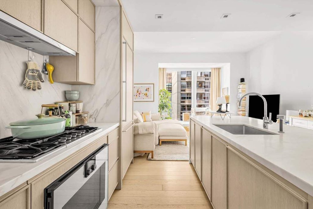 138 East 50th Street, Unit 17B photo 2