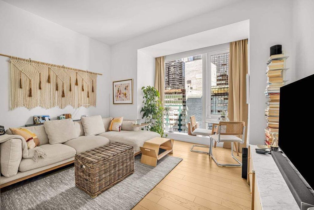 138 East 50th Street, Unit 17B photo 3