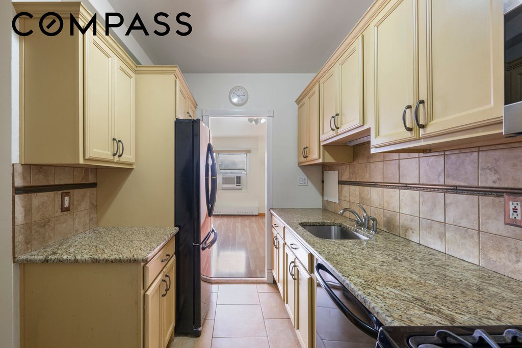 9 Fordham hill oval, Unit 7H photo 3