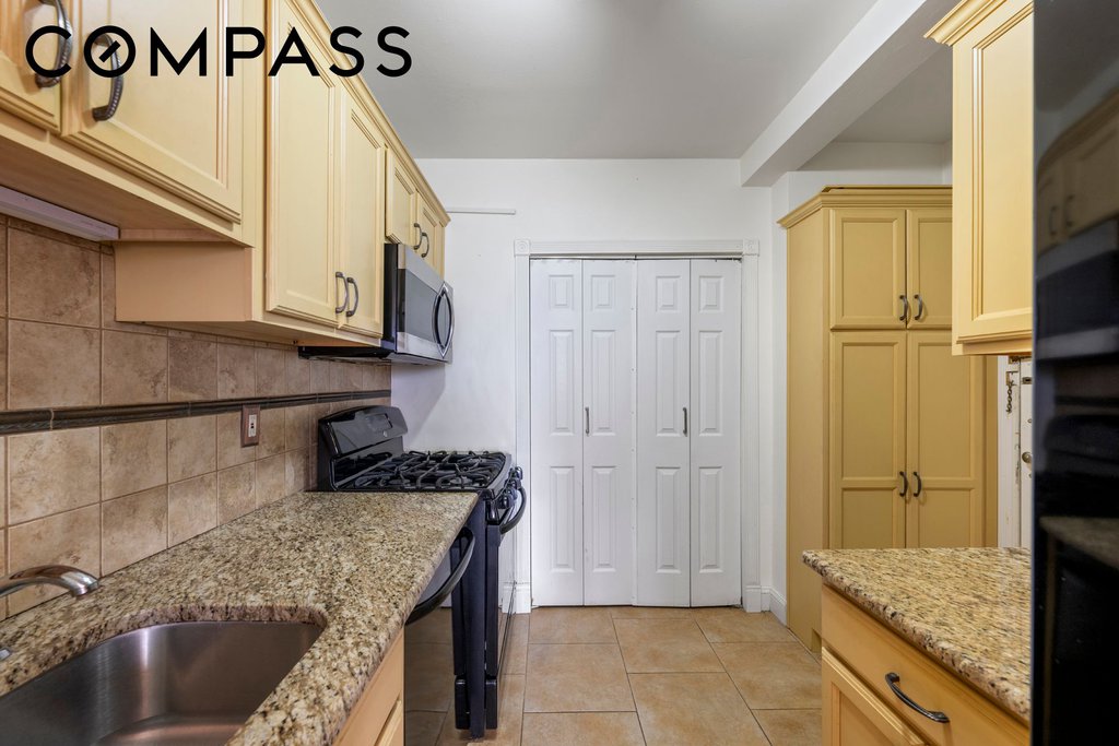 9 Fordham hill oval, Unit 7H photo 4