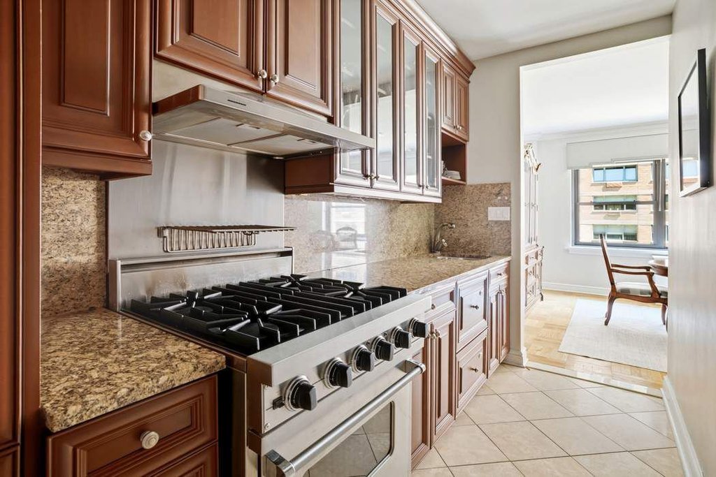 20 Sutton Place South, Unit 7B photo 3