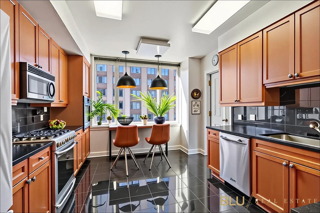 220 Riverside Boulevard, Unit 39D photo 6
