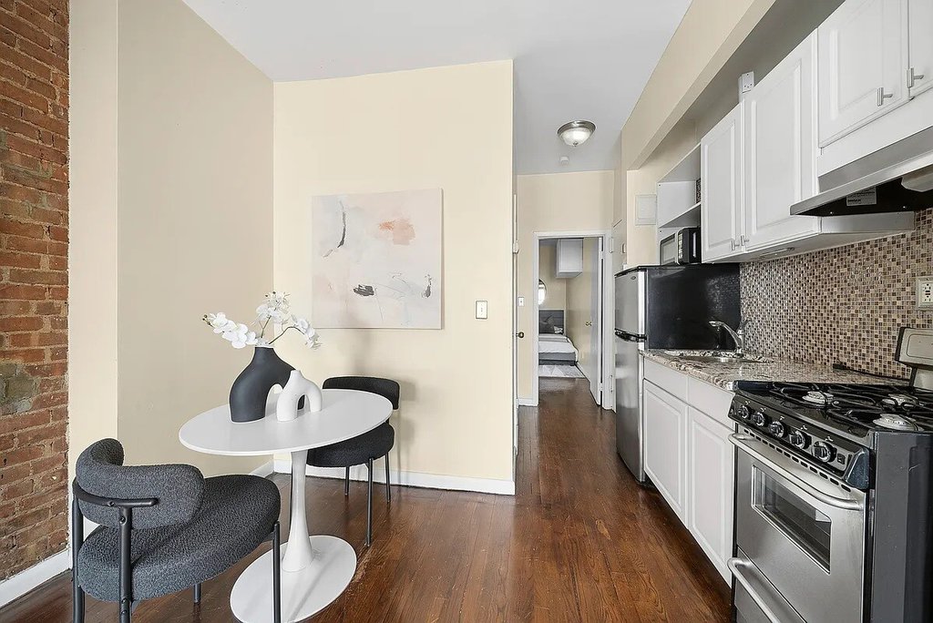 438 West 49th Street, Unit 5A photo 2