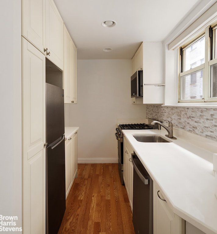 434 East 52nd Street, Unit 6D photo 5