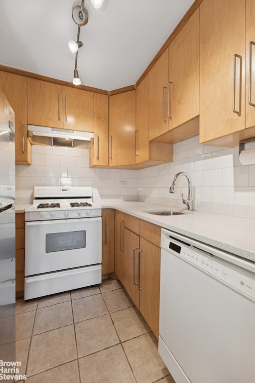 330 Third Avenue, Unit 8K photo 7