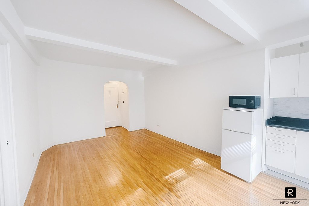 339 East 58th Street, Unit 2B photo 2