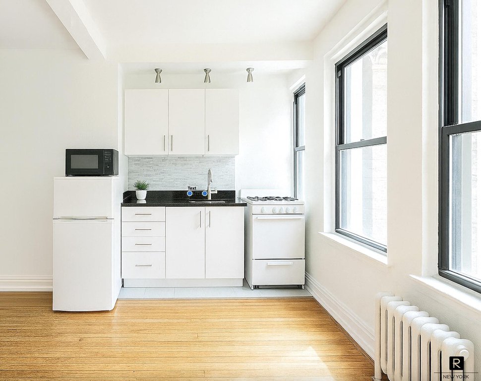 339 East 58th Street, Unit 2B photo 3