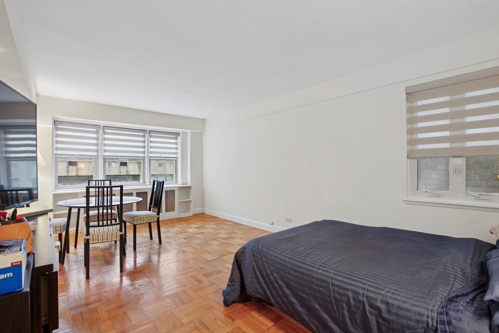 321 East 45th Street, Unit 11H photo 2