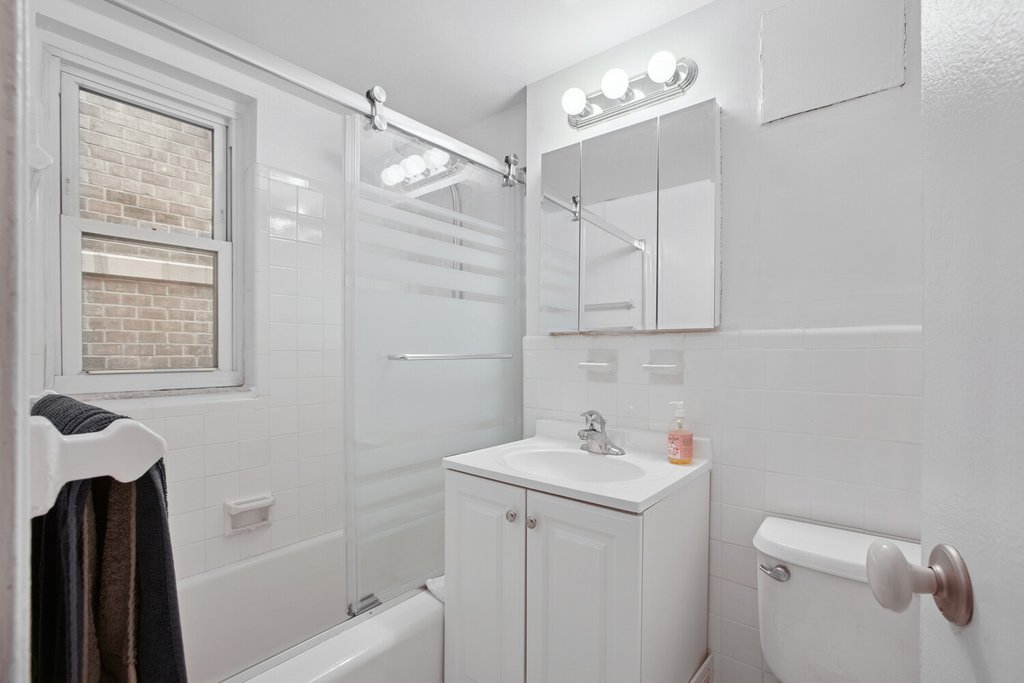 321 East 45th Street, Unit 11H photo 4
